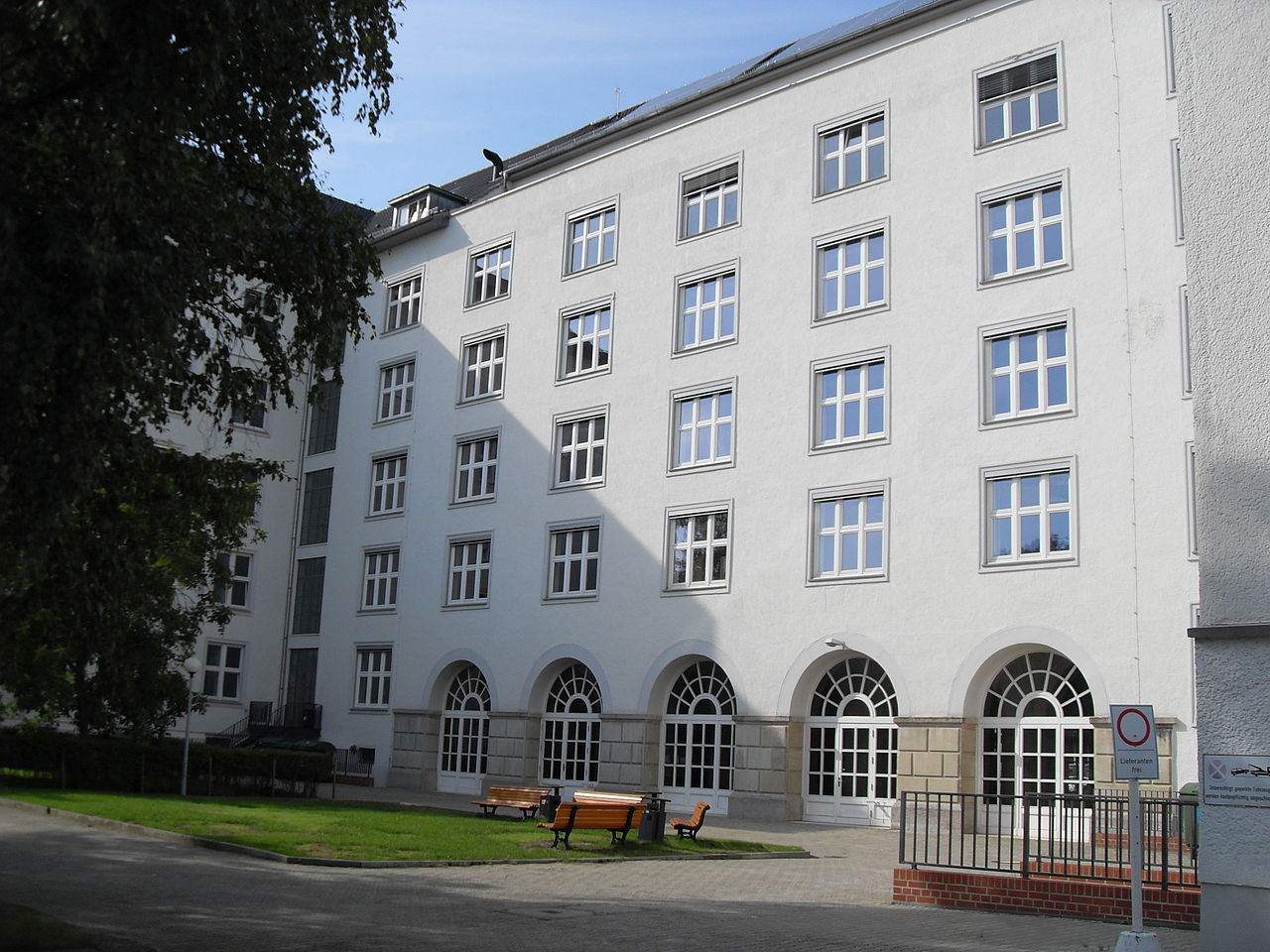 Hochschule für Wirtschaft und Recht Berlin - Campus Schöneberg Haus B Hofseite